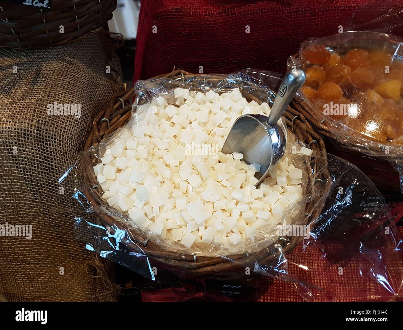 Cestello riempito con noci di cocco essiccata, convogliatore Foto Stock
