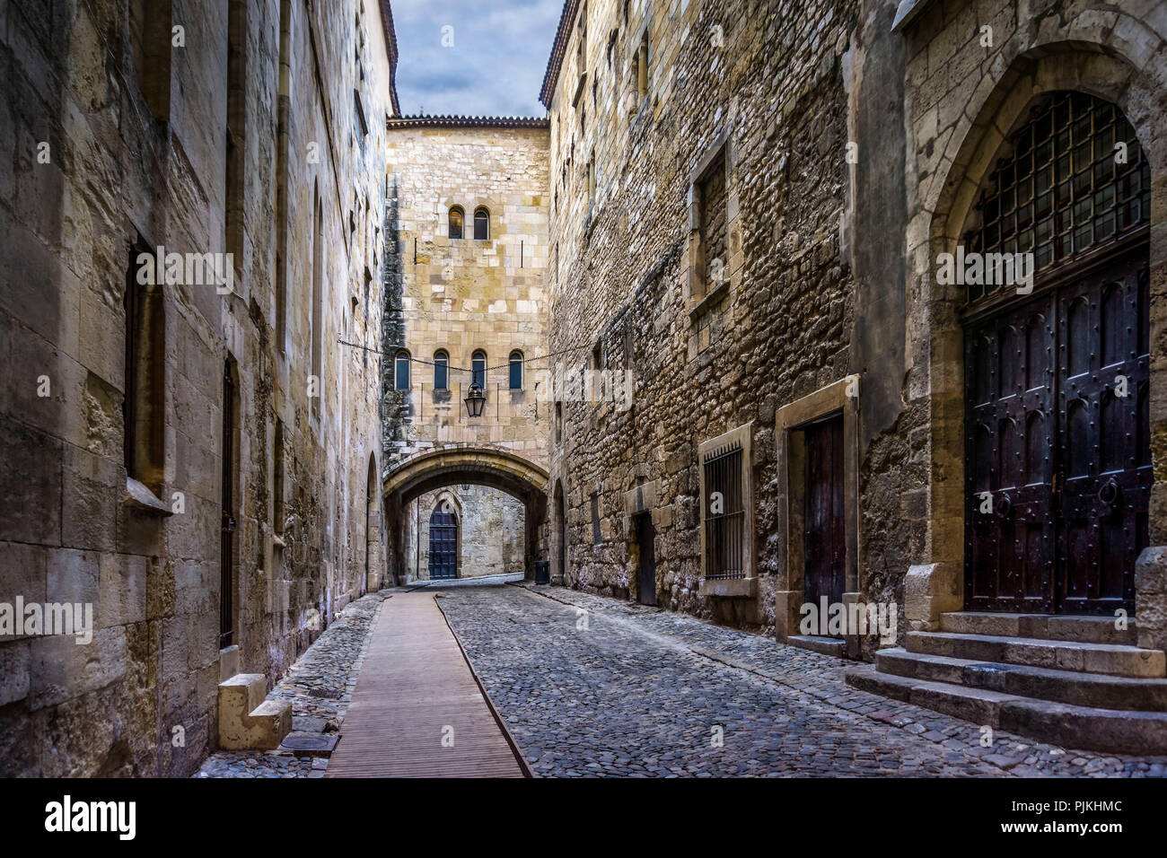 Narbonne, elevato passaggio, costruito nel XIV secolo, la fortificazione del vicolo che conduce alla cattedrale e i suoi giardini Foto Stock