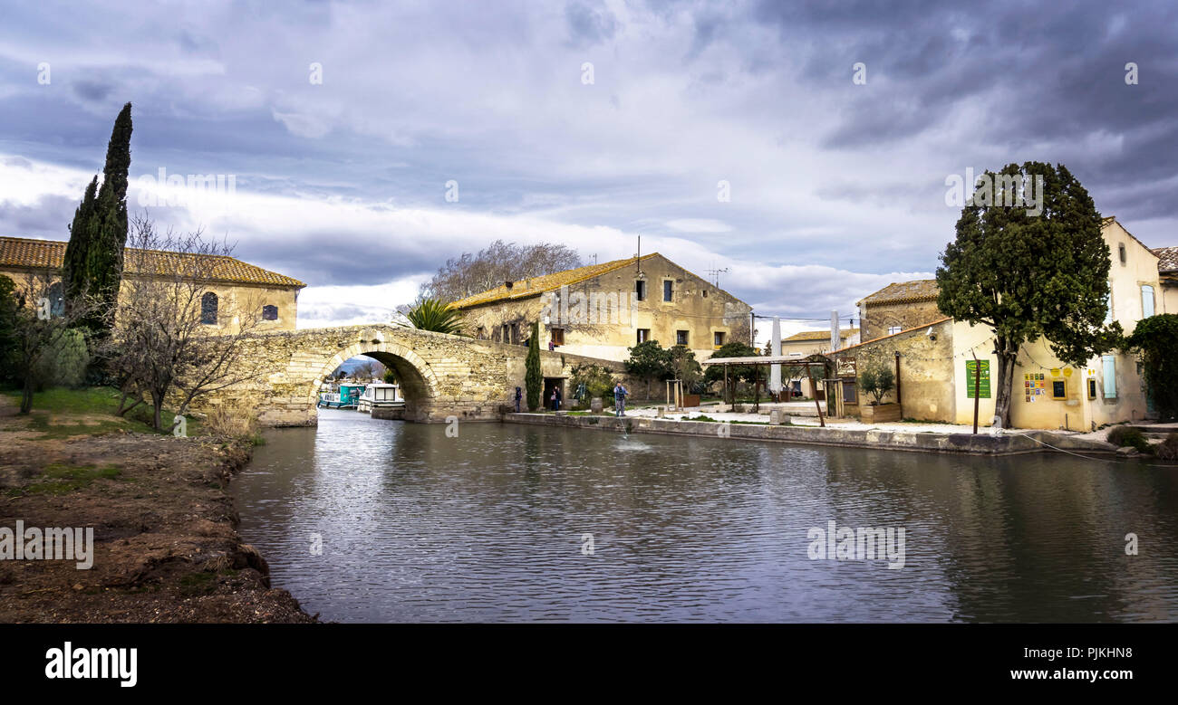 Ponte sul Canal du Midi a Le Somail, monumento historique Foto Stock