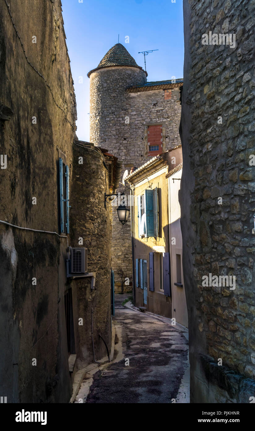 Vicolo del centro storico del villaggio di Azillanet Foto Stock Vicolo del centro storico del villaggio di Azillanet Foto Stock
