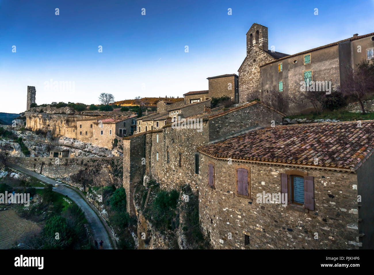 Vista della chiesa romanica di Saint-Étienne, La candela, resti della torre del vecchio castello e il borgo, l'ultimo rifugio dei Catari Foto Stock