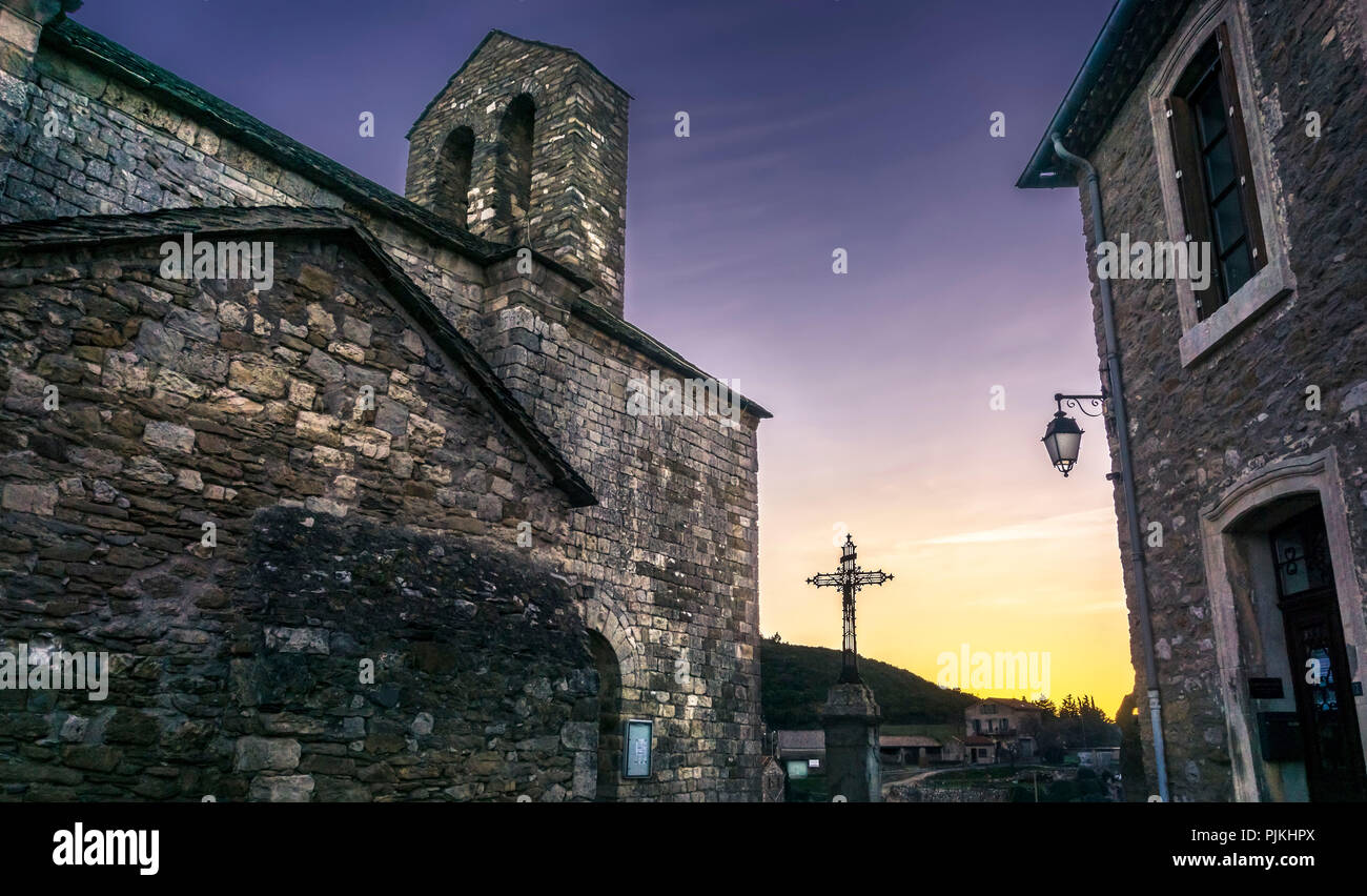 La chiesa romanica di Saint-Étienne a Minerve, consacrata nel 453, crocifisso, atmosfera serale Foto Stock