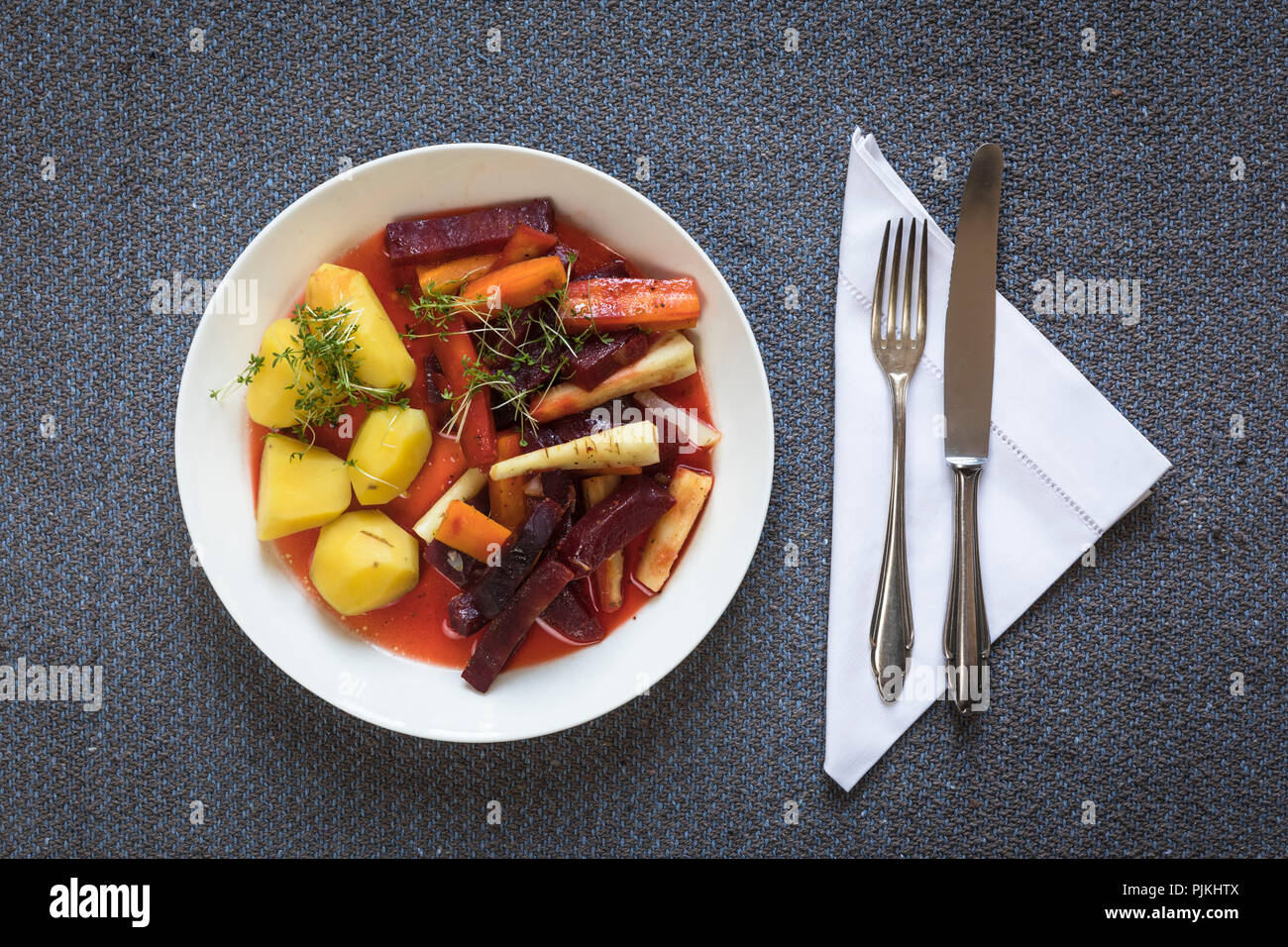 Inverno misto di verdure con patate su piastra Foto Stock