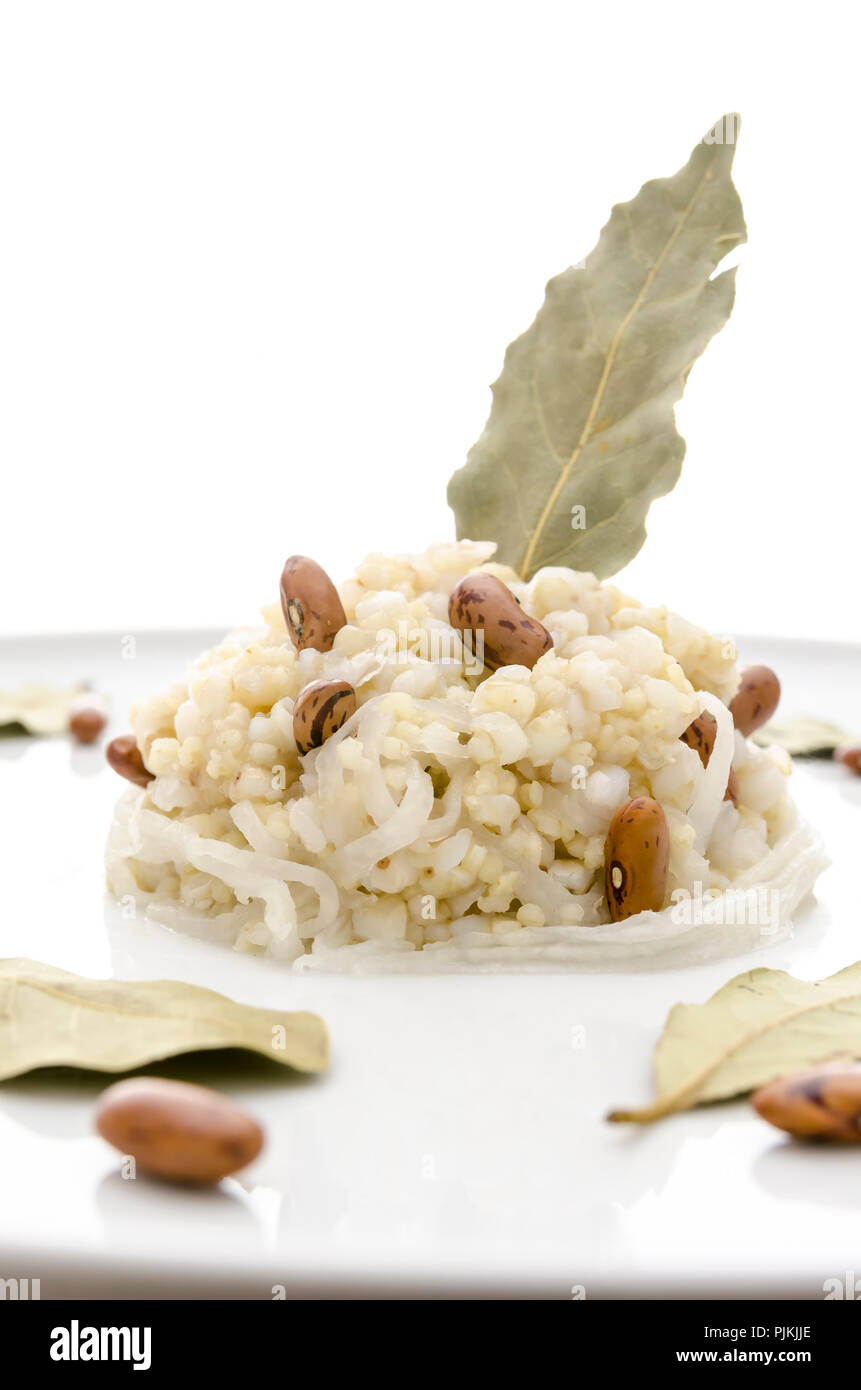 Inacidite con miglio e grano saraceno. Sloveno cibo tradizionale Bujta repa. Foto Stock