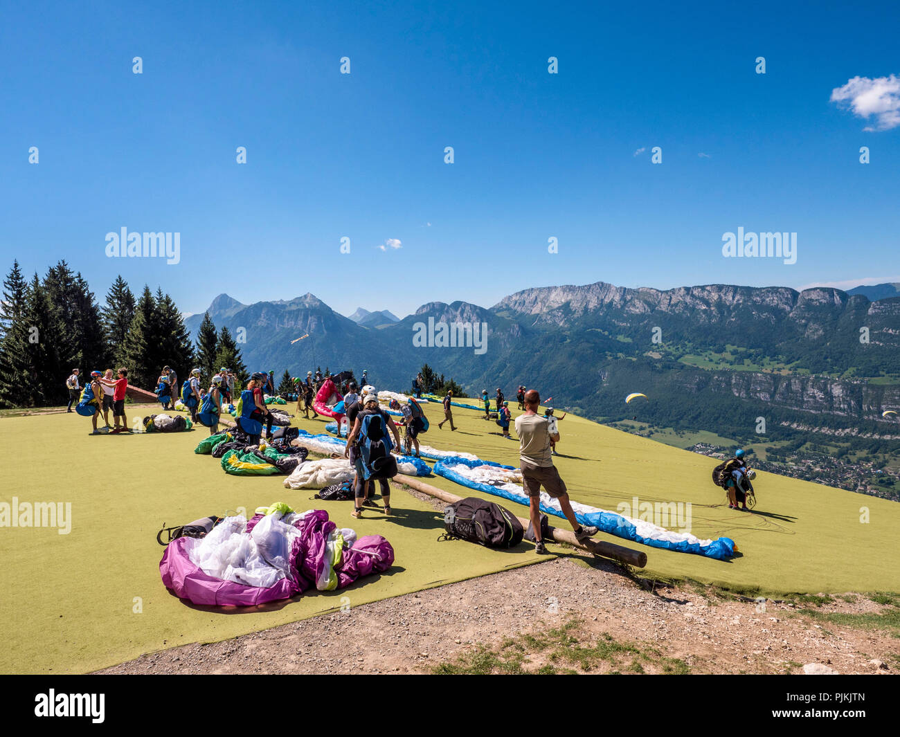 Parapendio in attesa di buone condizioni di avviamento nelle Alpi francesi Foto Stock