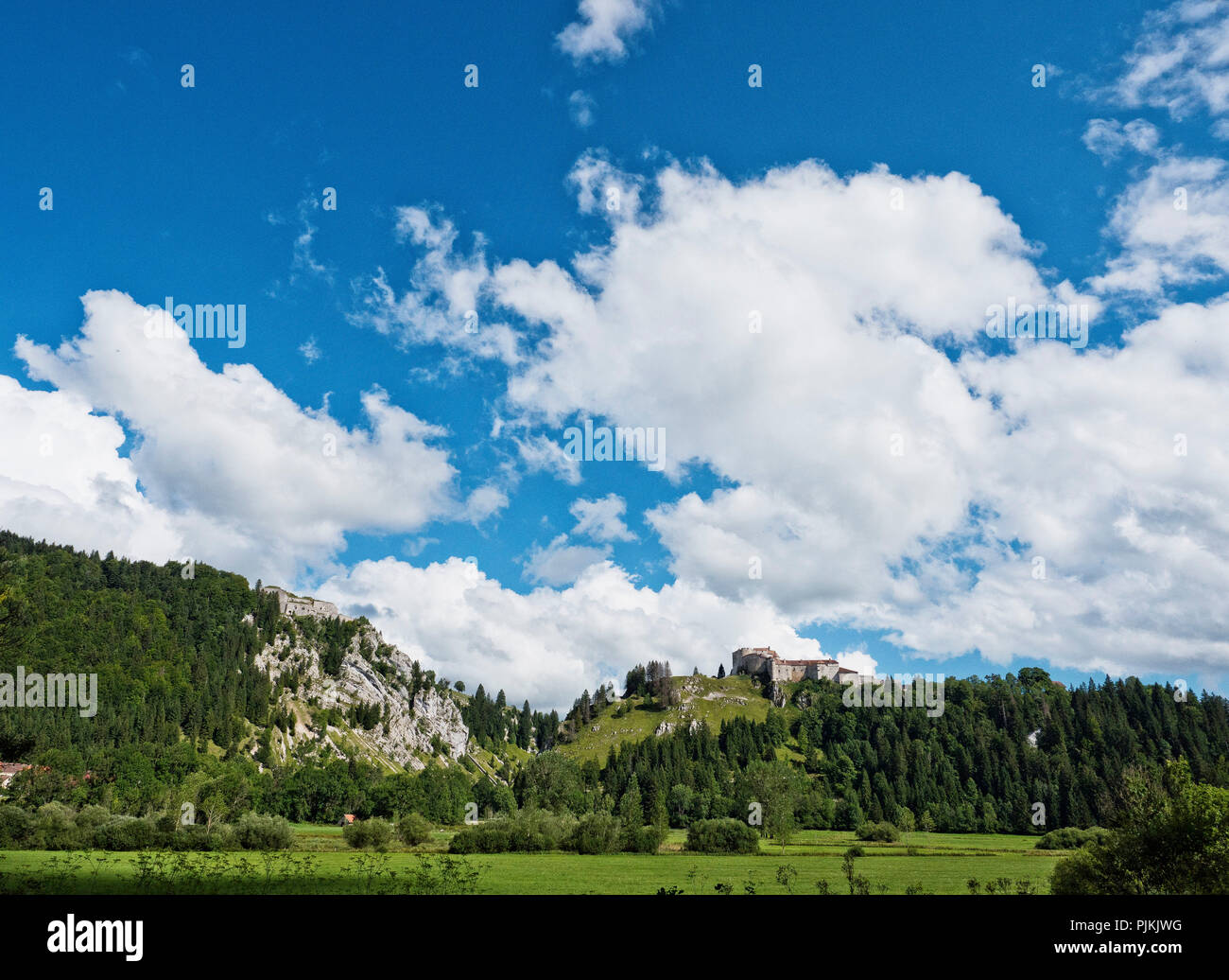 Paesaggio con castello e nuvole Foto Stock