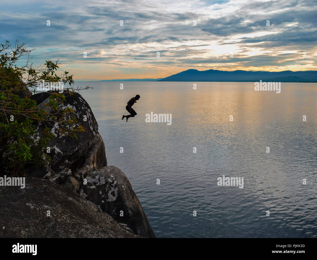 Cliff diving a Kande Beach, il Lago Malawi Malawi Foto Stock