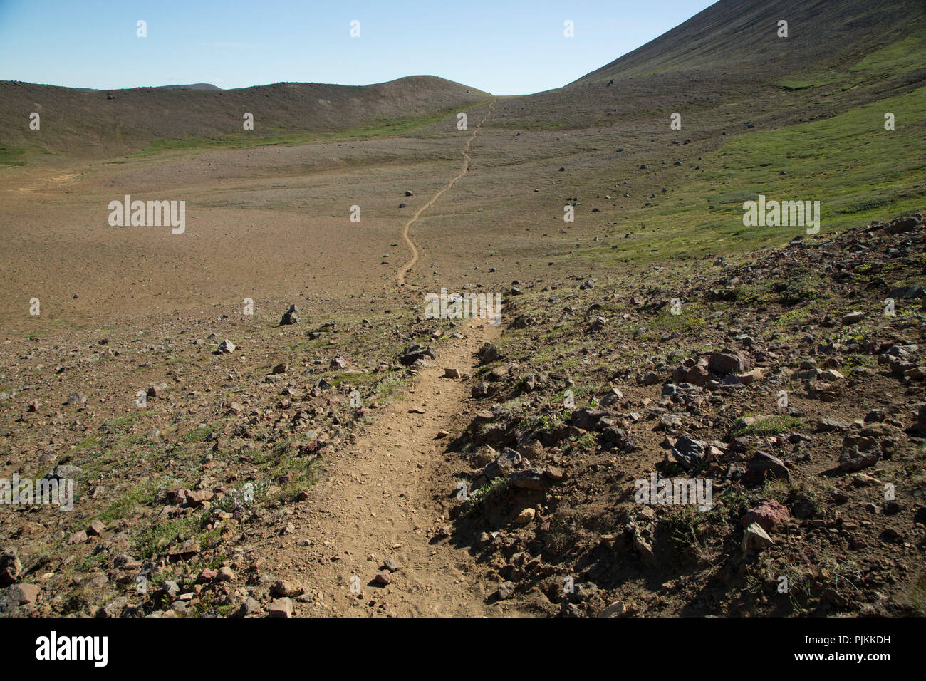 L'Islanda, il vuoto lungo sentiero escursionistico nel deserto vulcanico, deserte all'orizzonte, bel tempo Foto Stock