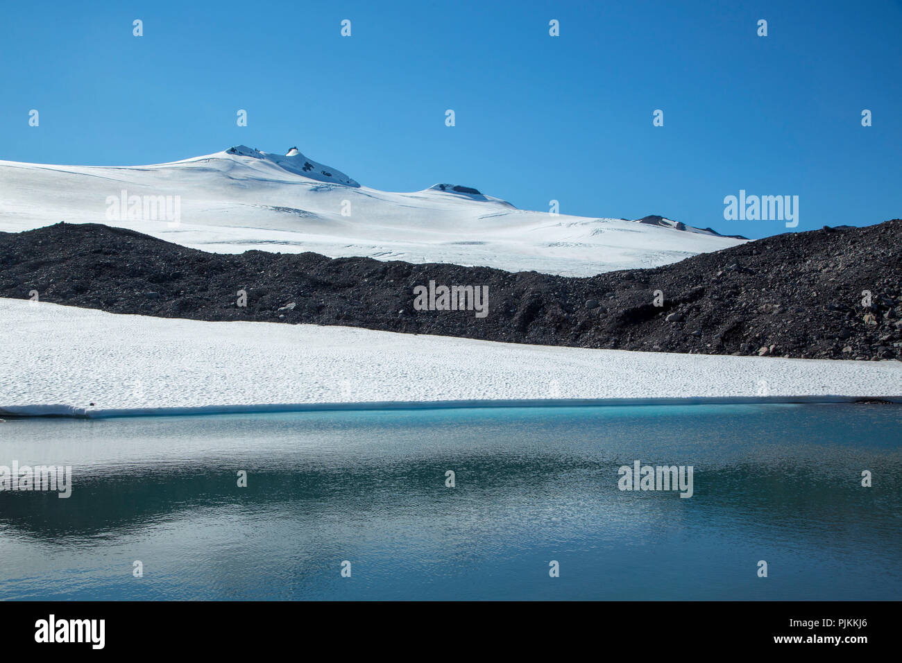 Regione del vertice di Snaefellsjökull, lago glaciale, all'ingresso del centro della terra (Jules Verne), il profondo blu del cielo senza nuvole Foto Stock