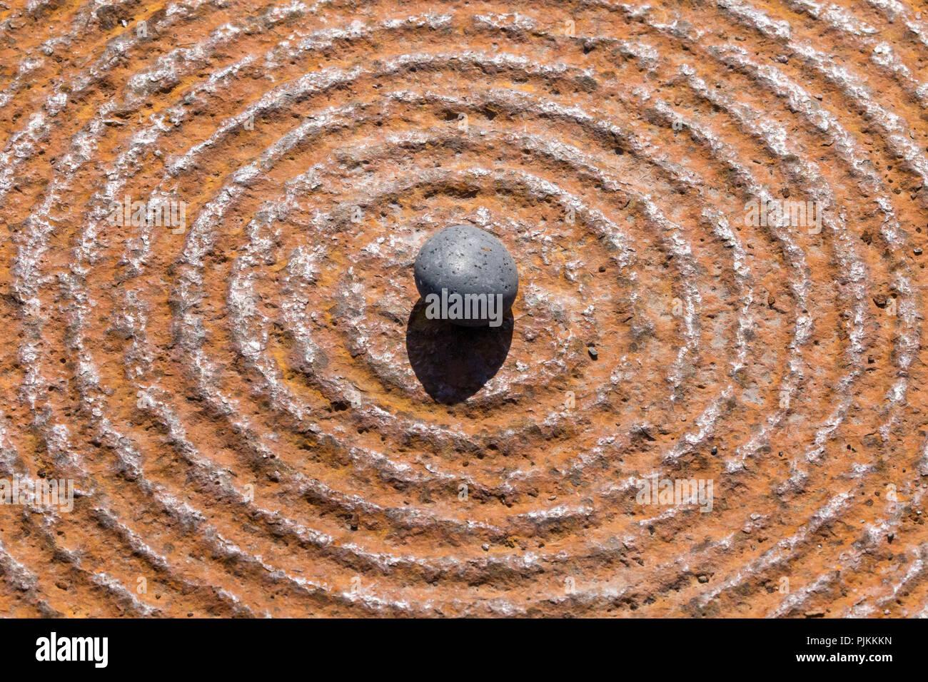 Pietra nera su cerchi concentrici, piastra di ferro, Foto Stock