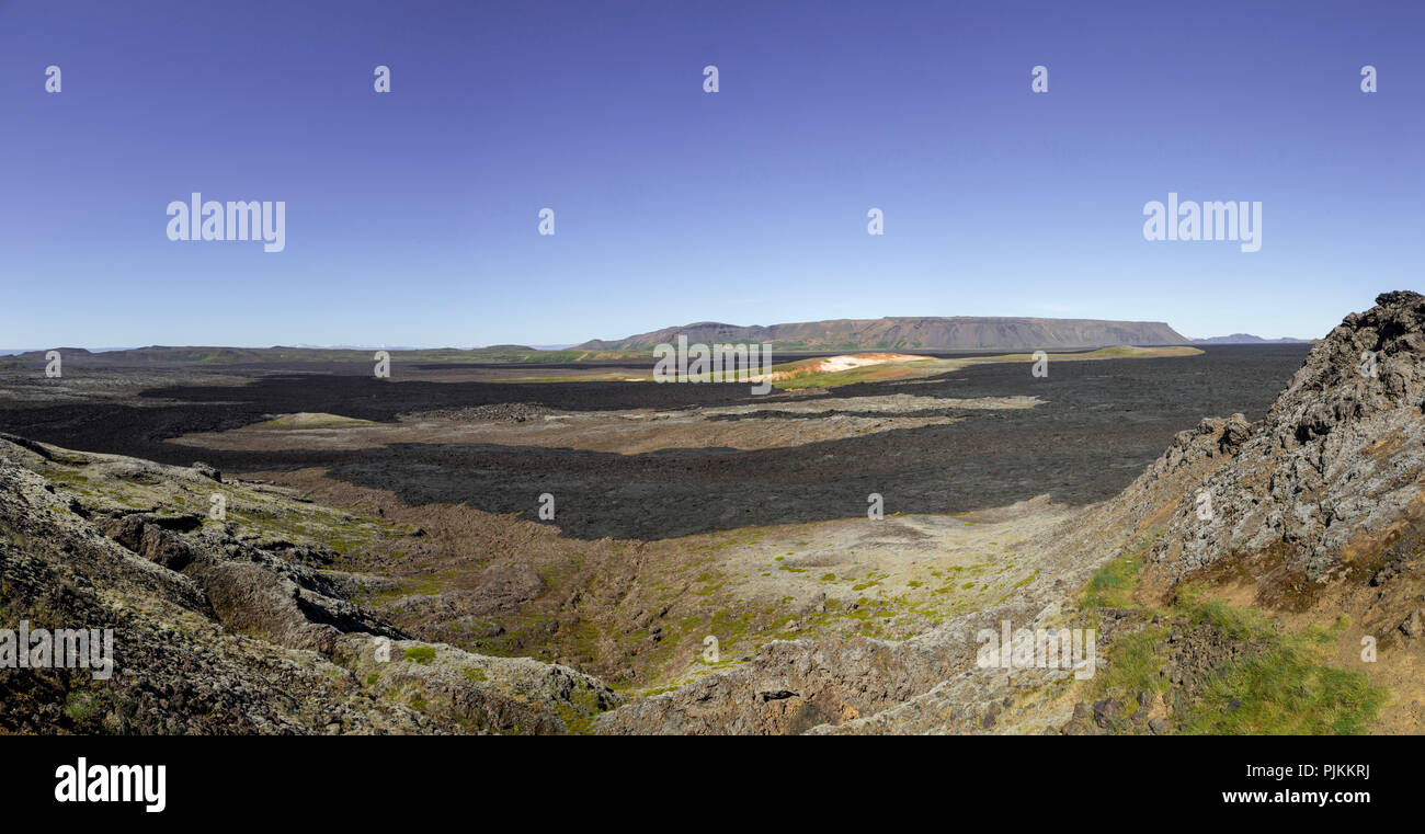 L'Islanda, il vulcano Krafla, fresche, nero campi di lava in Krafla caldera, cielo blu Foto Stock