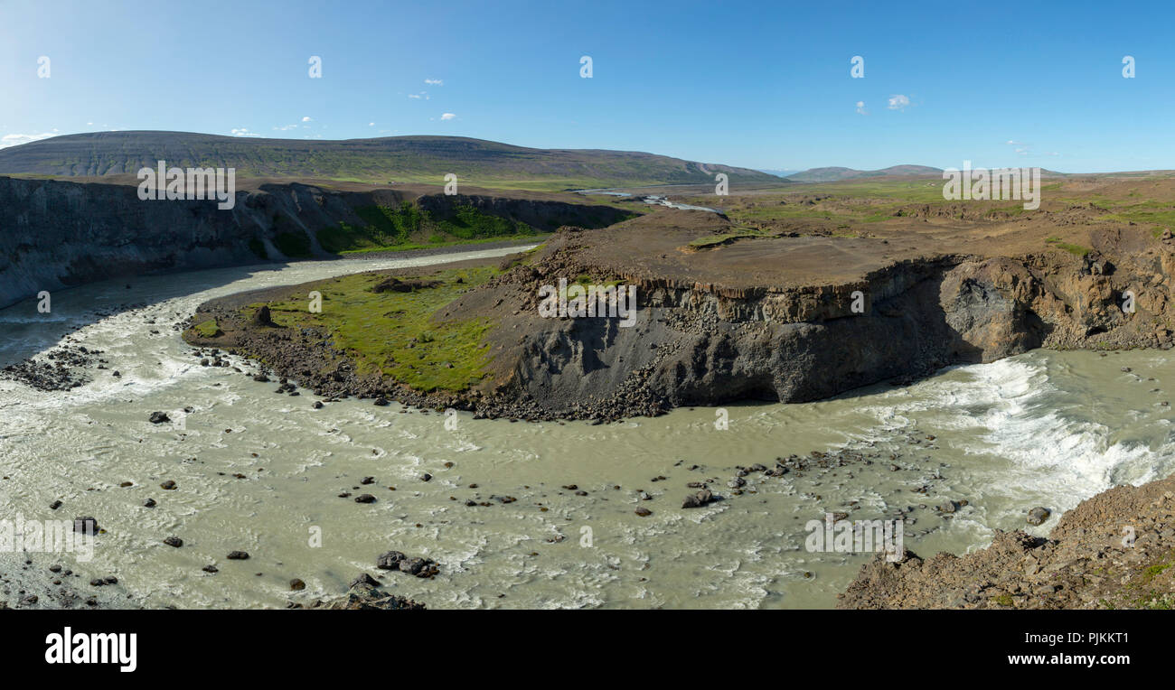 L'Islanda, Sprengisandur highlands, fiume Skjálfandafljót a Aldeyjarfoss, ampia ansa del fiume, cielo blu, Foto Stock