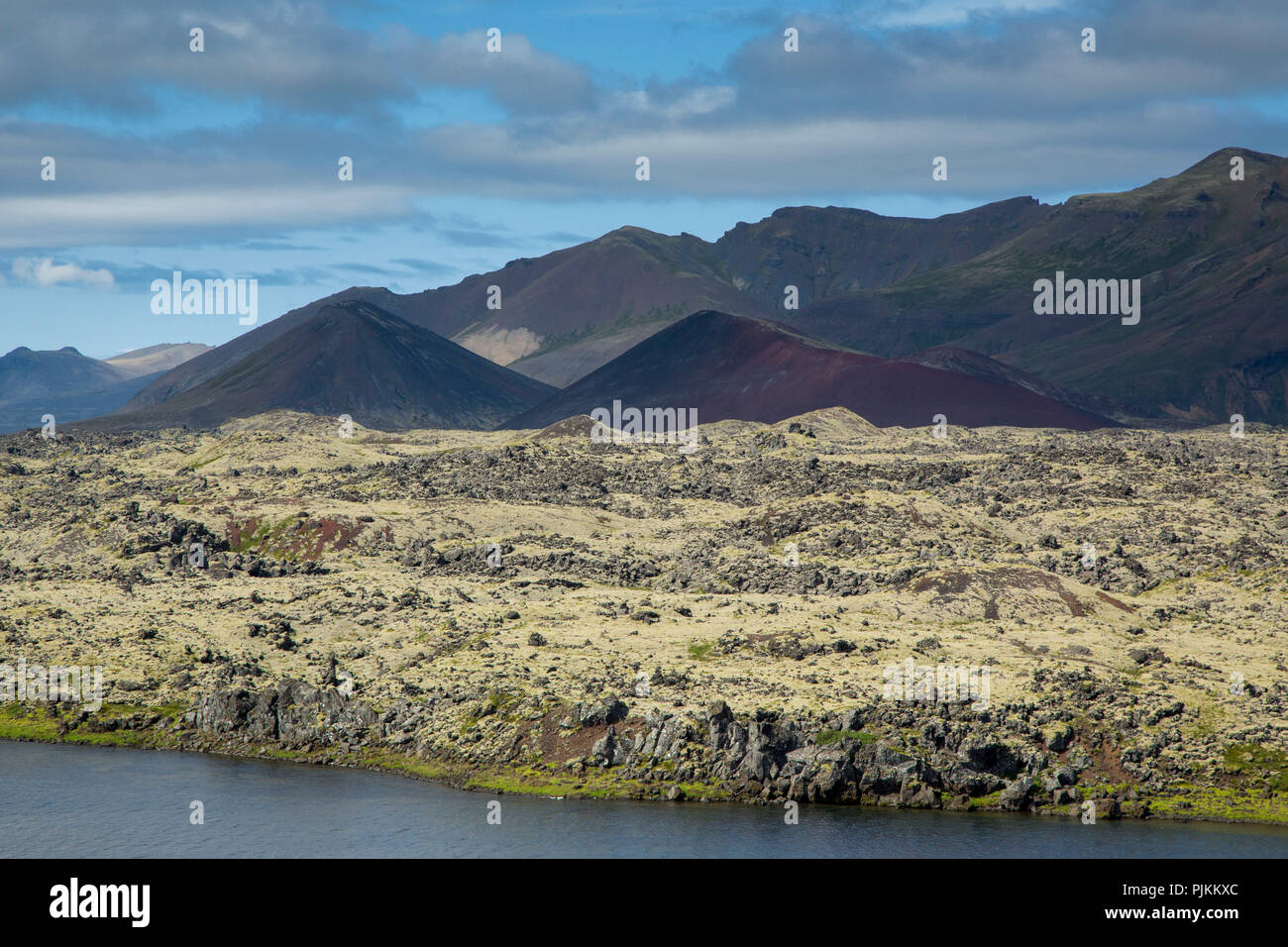 L'Islanda, Snaefellsnes, Frödarsheidi, paesaggio vulcanico, cono vulcanico con il lago di lava e la linguetta, cielo blu, light, Foto Stock