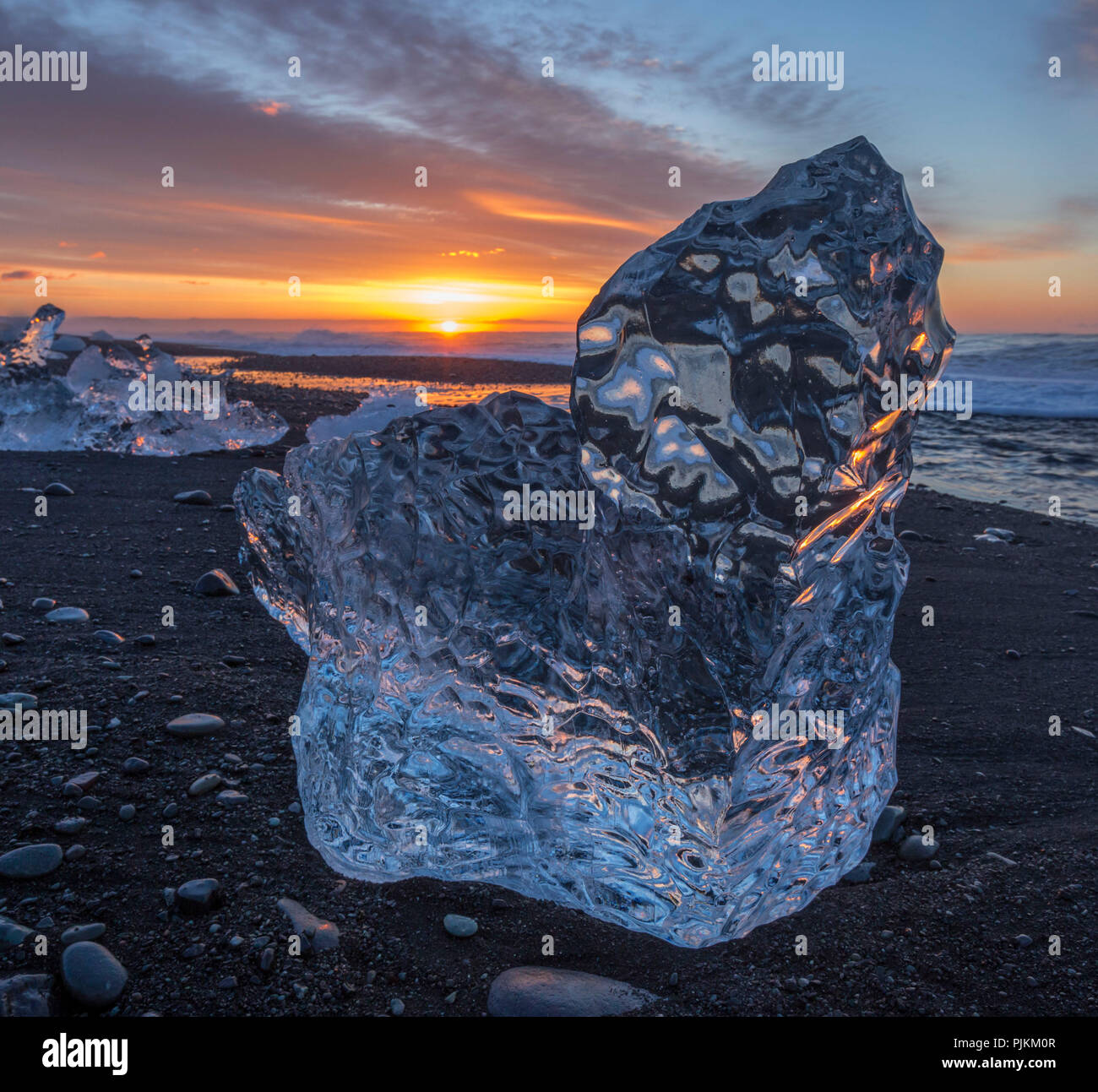 L'Islanda, il ghiacciaio presso la spiaggia di lava nella laguna glaciale Jökulsarlon, sunrise Foto Stock