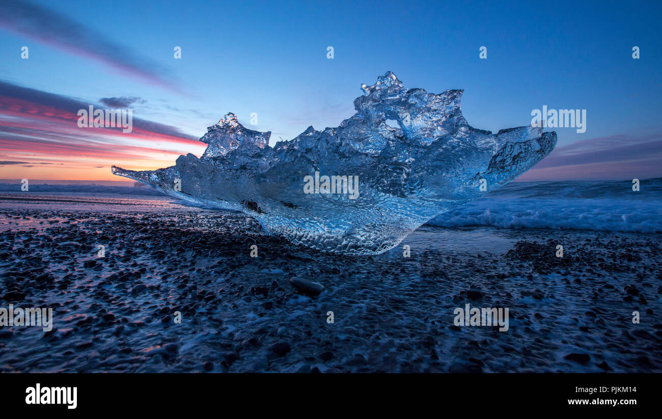 L'Islanda, il ghiacciaio, sulla spiaggia di lava al ghiacciaio Jökulsarlon laguna, a sunrise Foto Stock