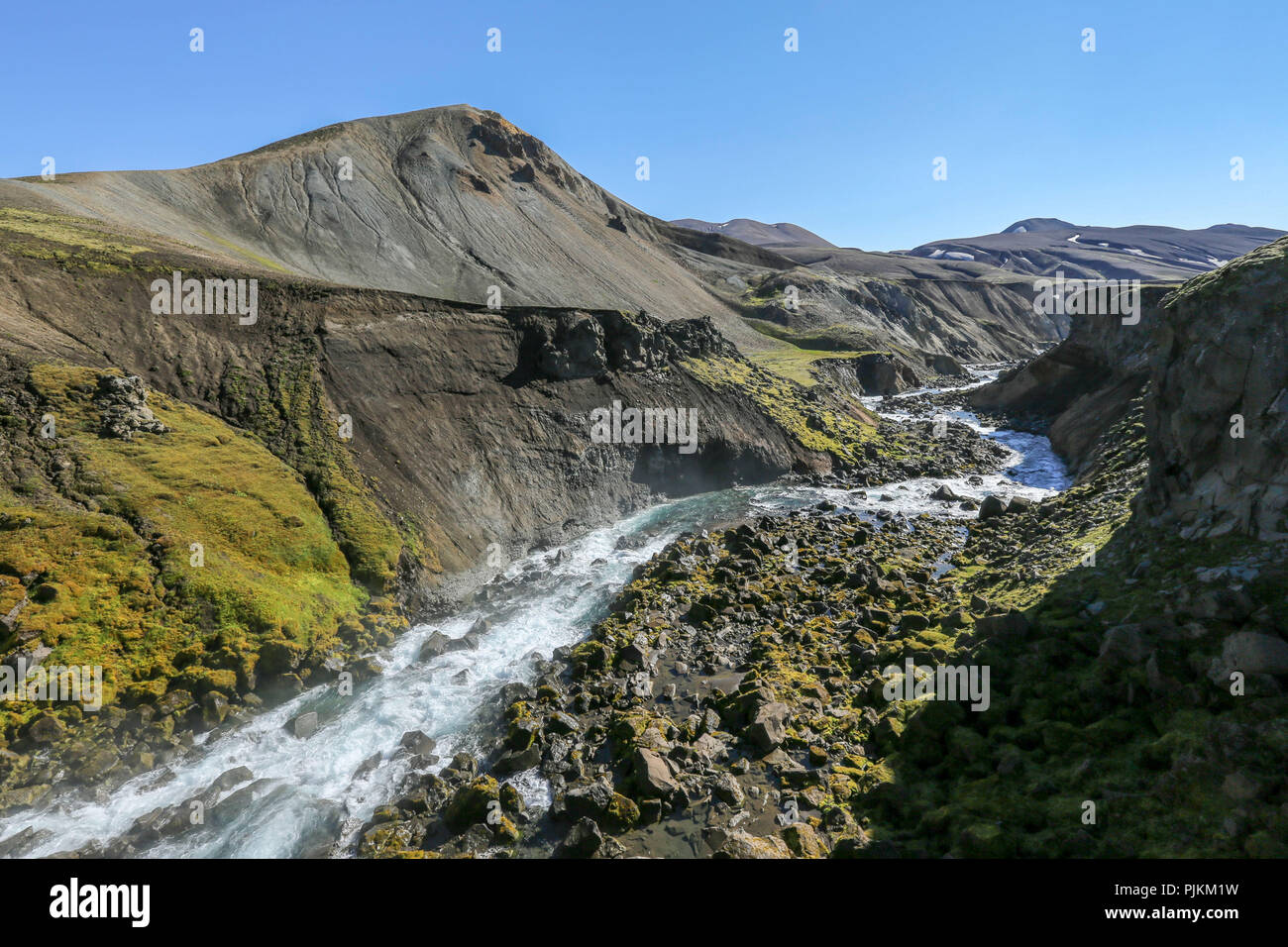 L'Islanda, il fiume selvaggio Llosa, paesaggio vulcanico, cielo blu Foto Stock