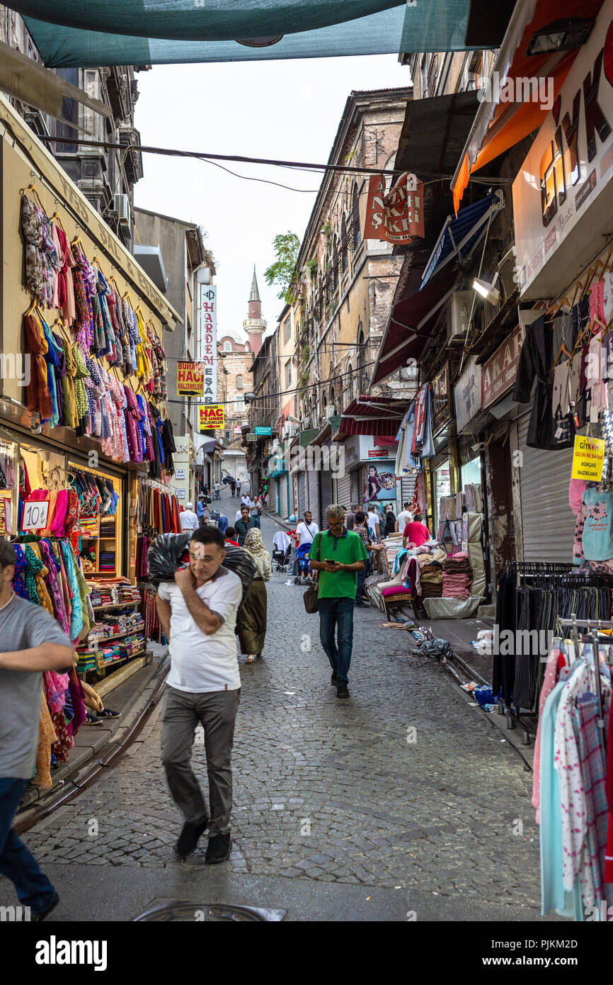 People shopping da Long Bazaar. Lungo Bazaar si trova proprio nel cuore della città e offre una vasta varietà di prodotti locali e tradizionali Foto Stock