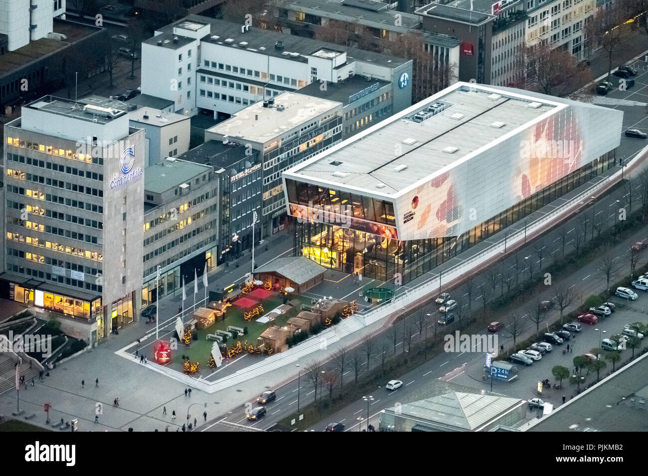 DFB museo del calcio Dortmund di notte, museo del calcio, Dortmund, la zona della Ruhr, Nord Reno-Westfalia, Germania Foto Stock