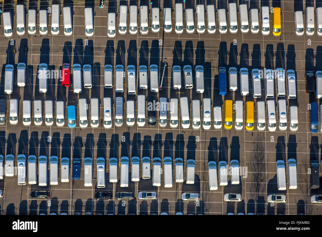 Medienhafen, Nnuova parcheggio auto, Weizenmühlenstraße, Camper, scarico auto, auto nuove dump, Dusseldorf, Renania, Renania settentrionale-Vestfalia, Germania Foto Stock