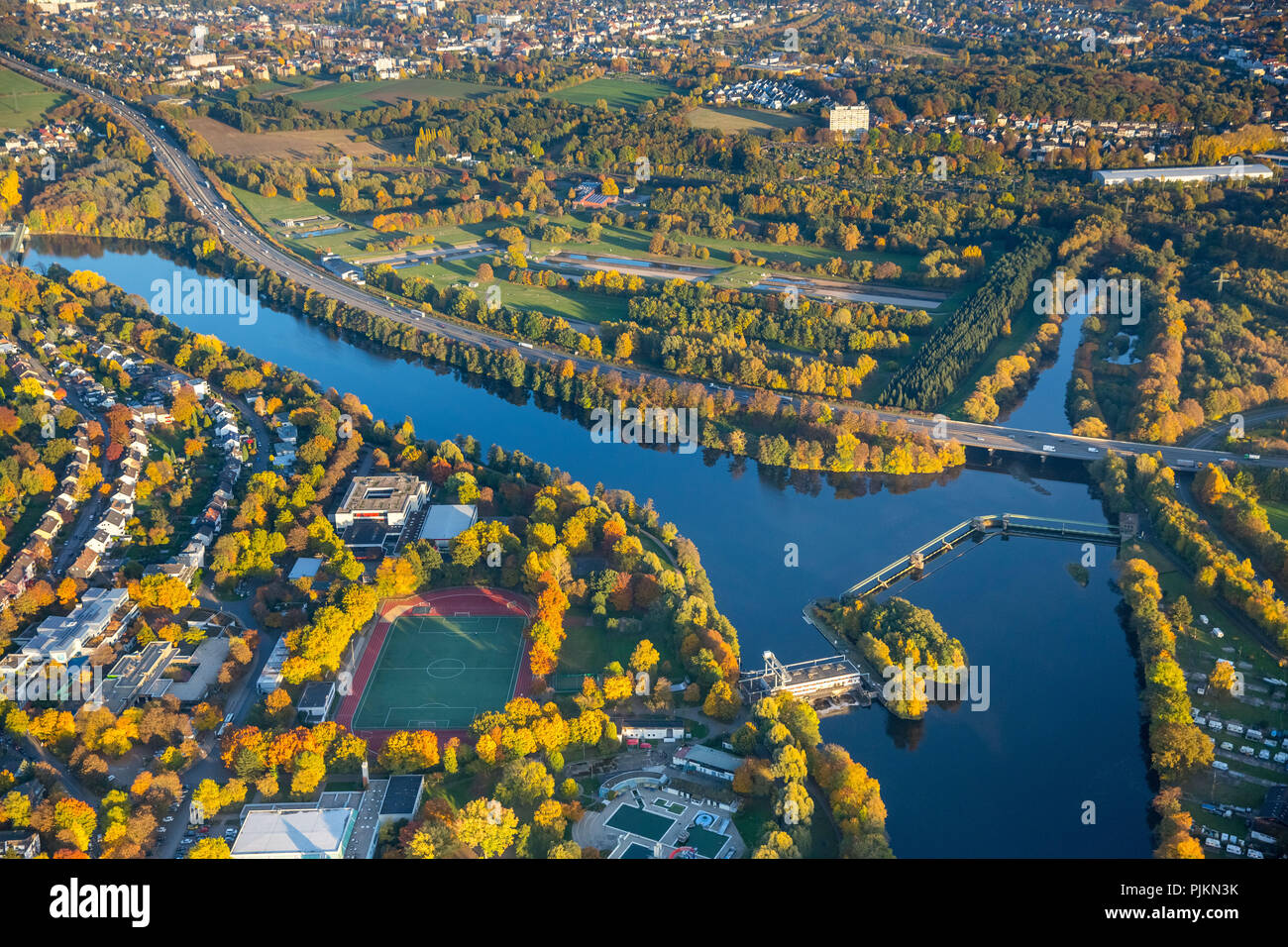Vista aerea, confluenza della Ruhr Volme: power plant e diga Stiftsmühle con scala di pesce e la serratura e Friedrich-Harkort-Palestra e bad barriere antirumore per A1, Hengsteyseestraße con Ruhr, Herdecke, la zona della Ruhr, Nord Reno-Westfalia, Germania Foto Stock
