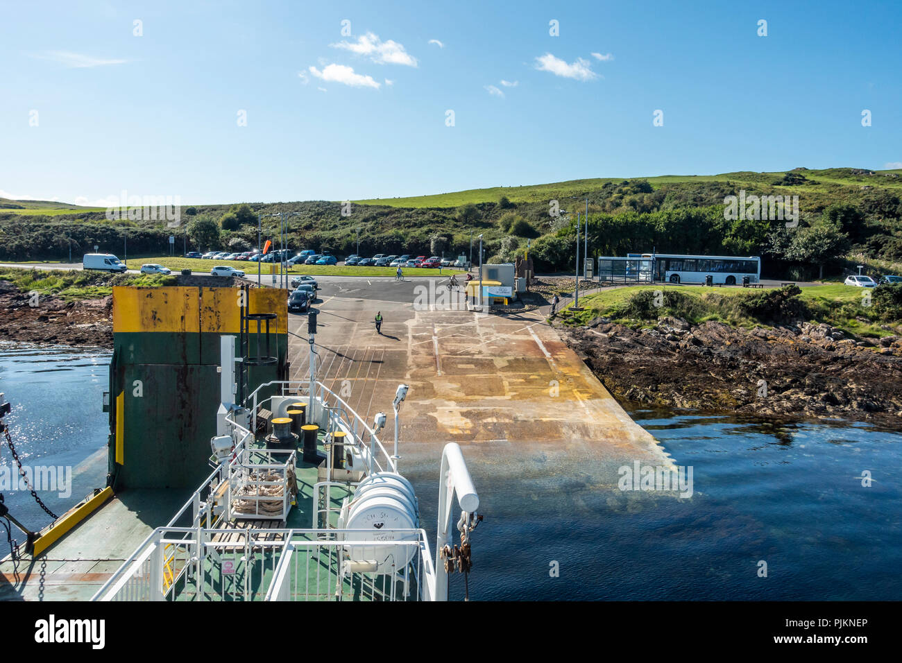 La MV Shira drive-through CalMac ferry abbassando la sua rampa come si arriva a slittamento Cumbrae, Isola di Cumbrae. Auto e pedoni sono in attesa di bordo, Foto Stock