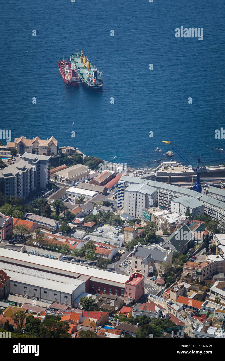 Vista dalla roccia a Gibilterra, Gemma e enclave britannica e due navi nel Mare Mediterraneo Foto Stock