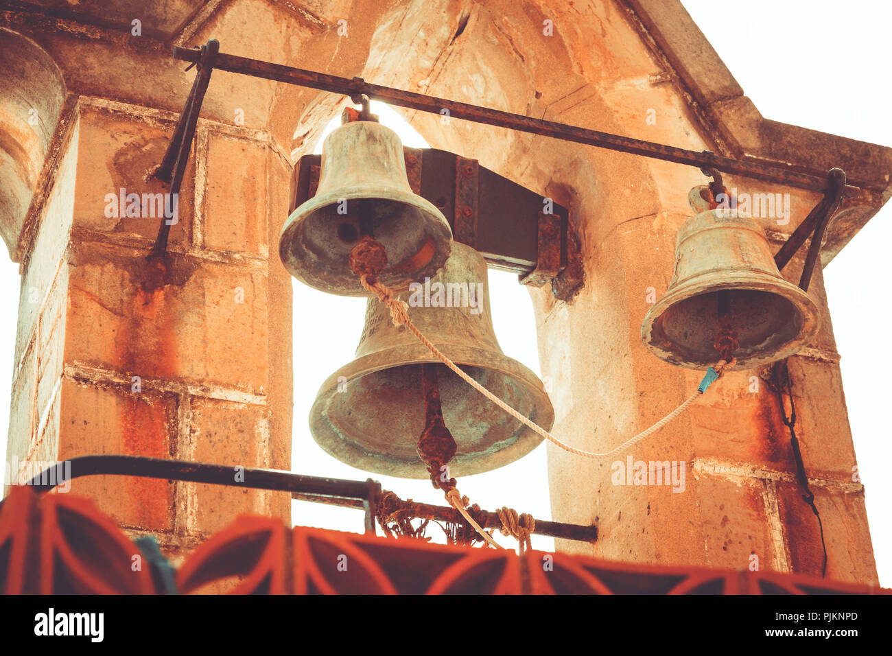 Tre antiche campane in una torre, close-up Foto Stock