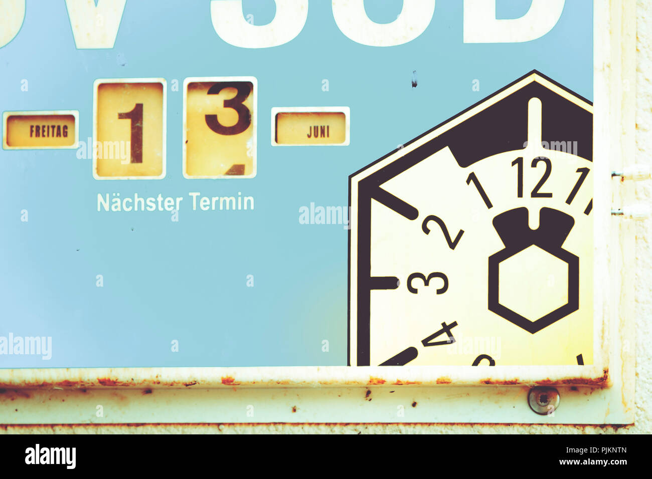 Un vecchio segno a una riparazione auto shop, ricordando la revisione tecnica, Foto Stock