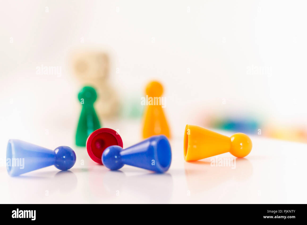 Numerose figure colorate giacenti e in piedi su un tavolo, Foto Stock