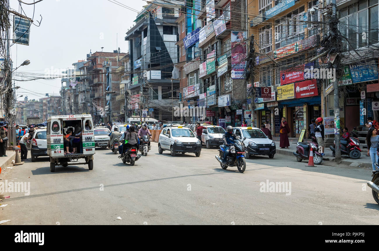 Kathmandu, Nepal - Aprile 15, 2016: lo stile di vita e l'ambiente delle strade principali di Kathmandu, Nepal. - Kathmandu è la capitale e la più grande municipa Foto Stock