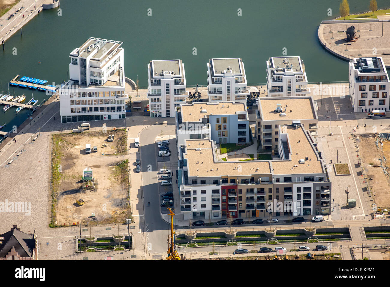 Lago di Phoenix è un lago artificiale sulla ex acciaierie Phoenix East nel quartiere di Dortmund - Hoerde, area ricreativa, zona residenziale, bacino di ritenzione dell'acqua piovana, Dortmund, Ruhr, Renania settentrionale-Vestfalia, Germania Foto Stock