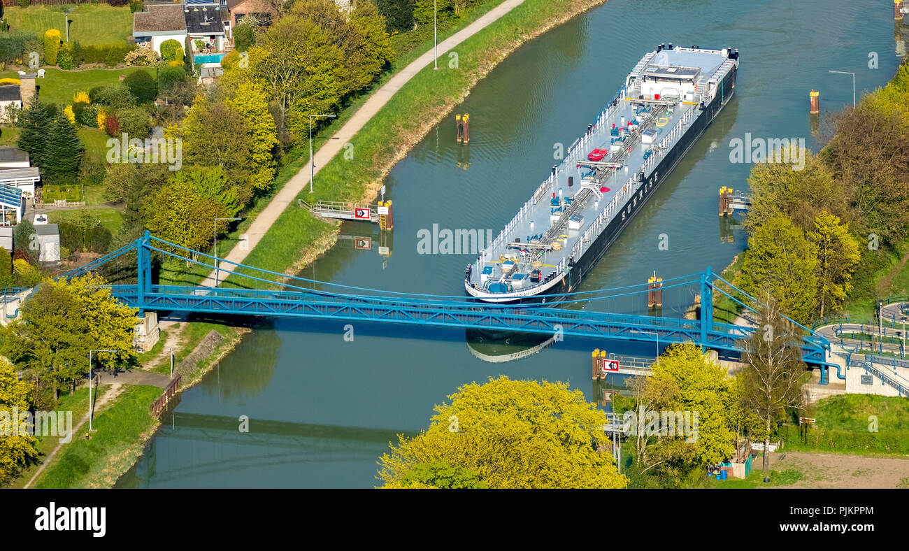 Scuola bridge, blue bridge Datteln-Hamm-Kanal con gas tanker, navigazione interna, Hamm, la zona della Ruhr, Nord Reno-Westfalia, Germania Foto Stock