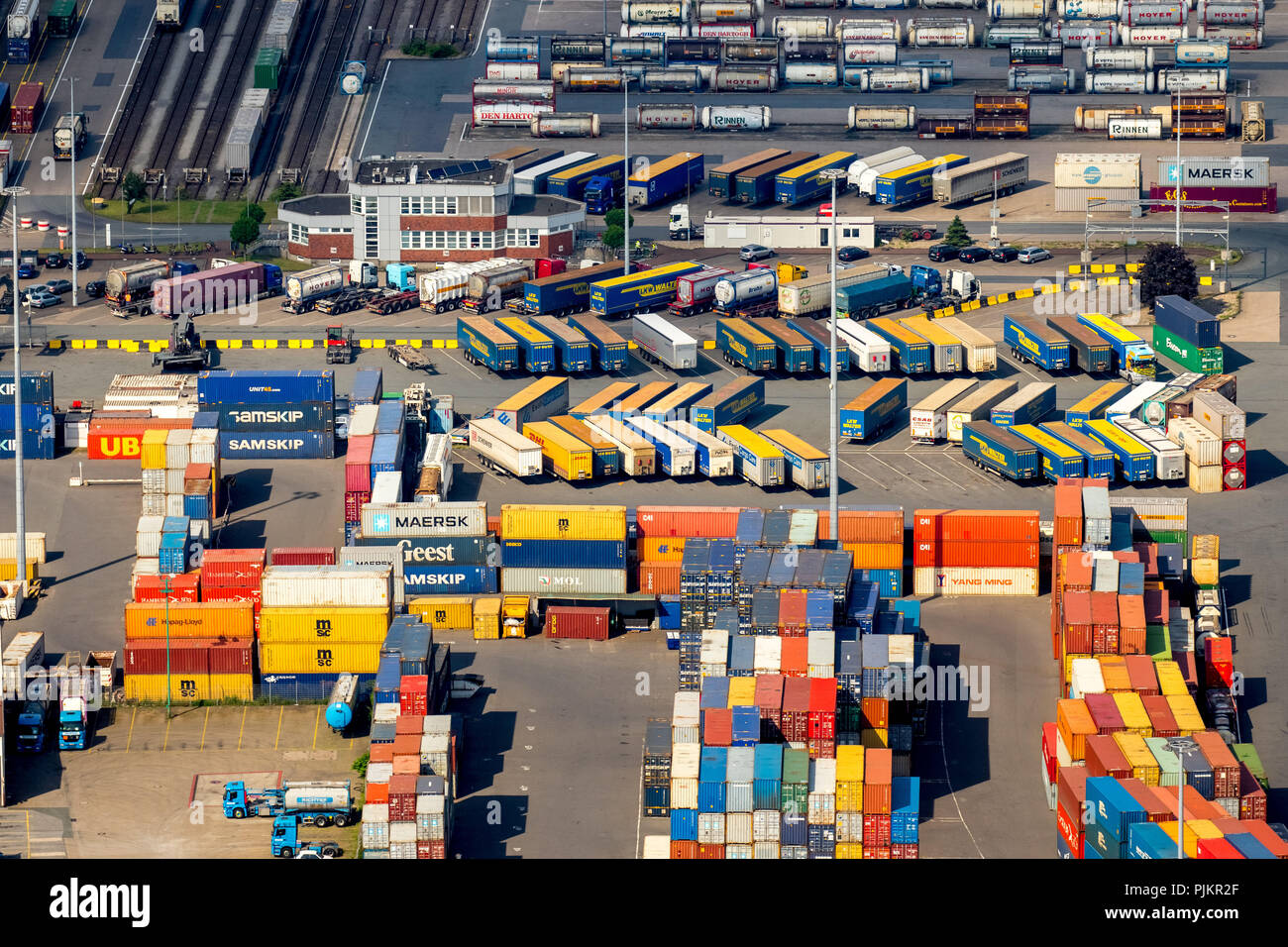 Container nel porto di Duisburg, Duisport, logistica ubicazione, camion rimorchio, Duisburg, la zona della Ruhr, Nord Reno-Westfalia, Germania Foto Stock