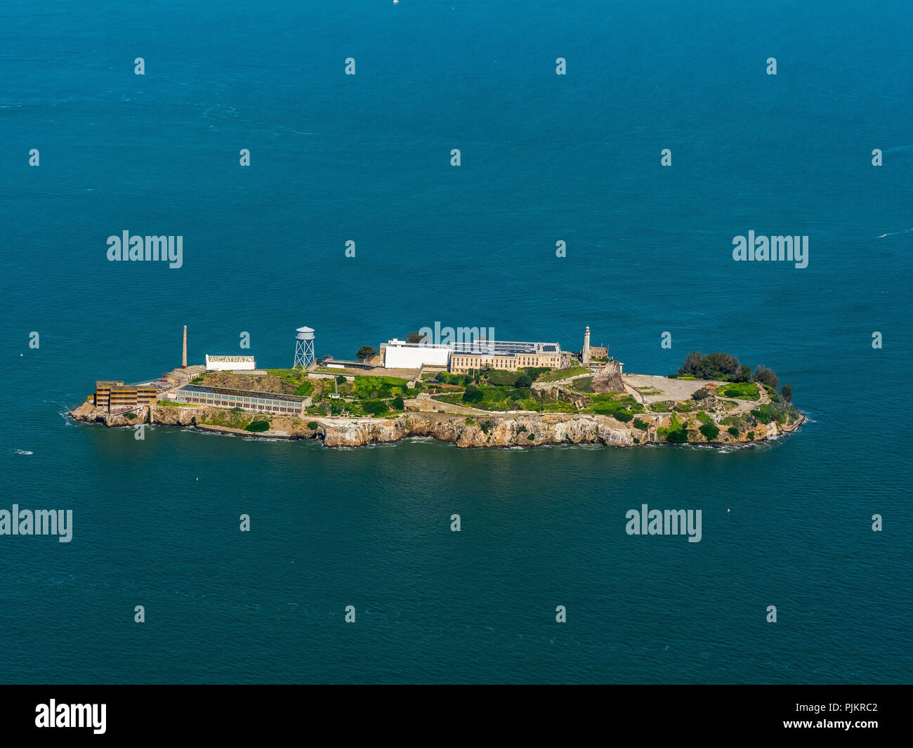 Isola prigione di Alcatraz, Isola di Alcatraz con il faro di San Francisco Bay Area di San Francisco, Stati Uniti d'America, California, Stati Uniti d'America Foto Stock