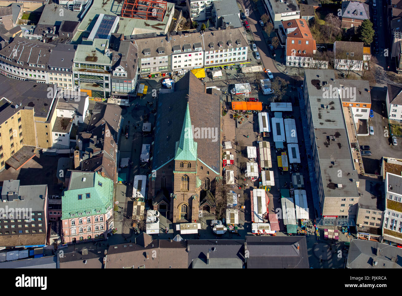 Chiesa prepositura di San Ciriaco con mercato settimanale, sulla sinistra vecchia farmacia Bottrop, Bottrop, la zona della Ruhr, Nord Reno-Westfalia, Germania Foto Stock