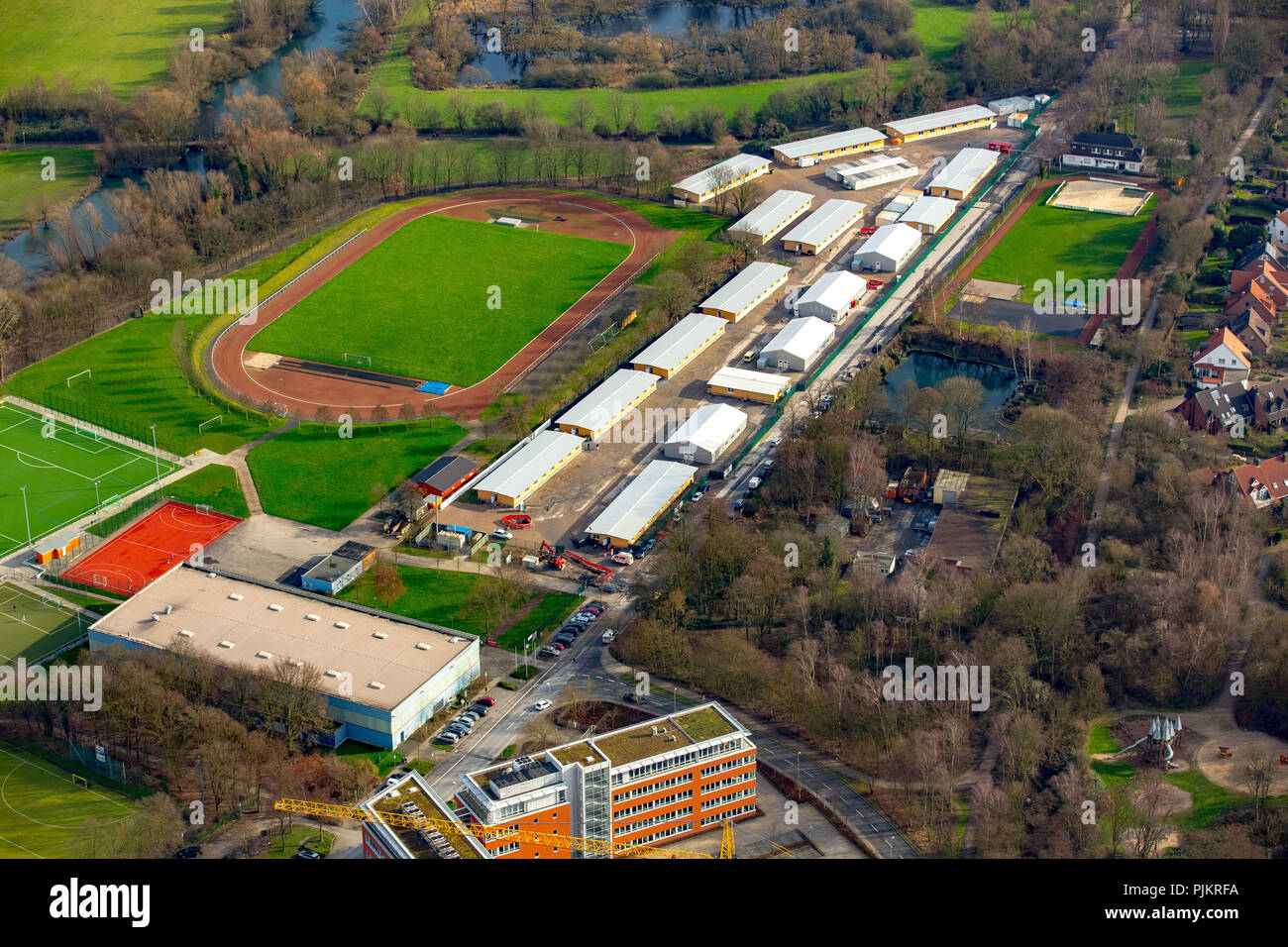 Saarner Kirmesplatz con alloggi per i rifugiati, gli edifici in legno, Duisburg, la zona della Ruhr, Nord Reno-Westfalia, Germania Foto Stock