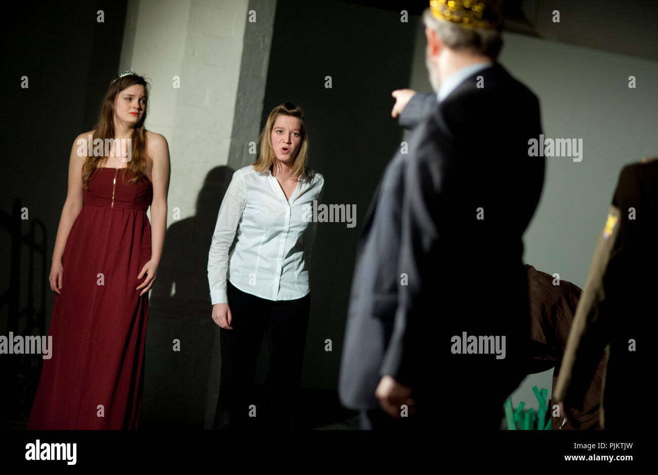 Compagnia di Teatro de Dijlezonen recitando la parte di Don Carloz da Mauritz Kelchtermans, diretto da Mauritz Kelchtermans (Belgio, 03/03/2015) Foto Stock