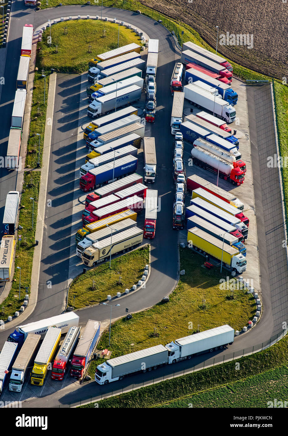 I servizi autostradali, Aachener Land-Süd, Aachener Land-Nord, periodi di guida e di parcheggio per camion, autocarri, il trasporto di merci a lunga distanza del trasporto merci, motivo a spina di pesce, full parking lot, Würselen, Renania, Renania settentrionale-Vestfalia, Germania Foto Stock
