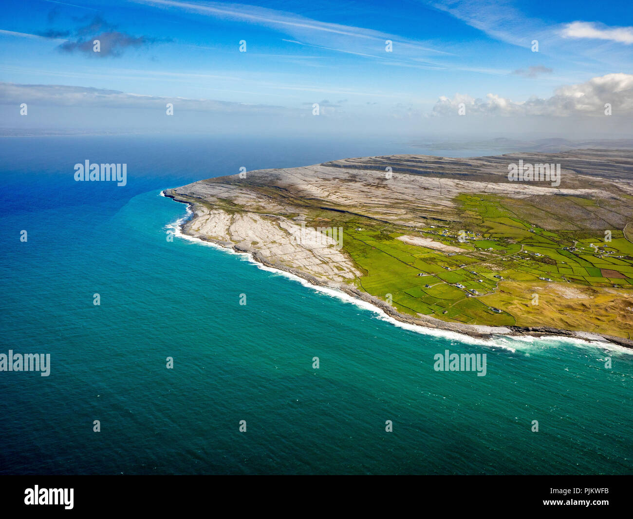 Costa rocciosa della testina del nero a nord di Doolin Burren, Murrogh, Formoyle, arenaria formazioni rocciose, County Clare, Clare, Irlanda, Europa Foto Stock