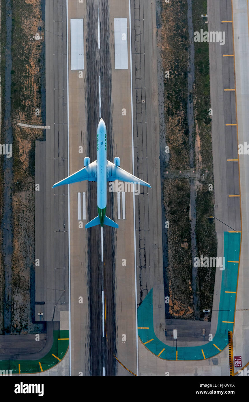LAX, l'Aeroporto Internazionale di Los Angeles, pista, Jet in decollo, Los Angeles, nella contea di Los Angeles, California, Stati Uniti d'America Foto Stock