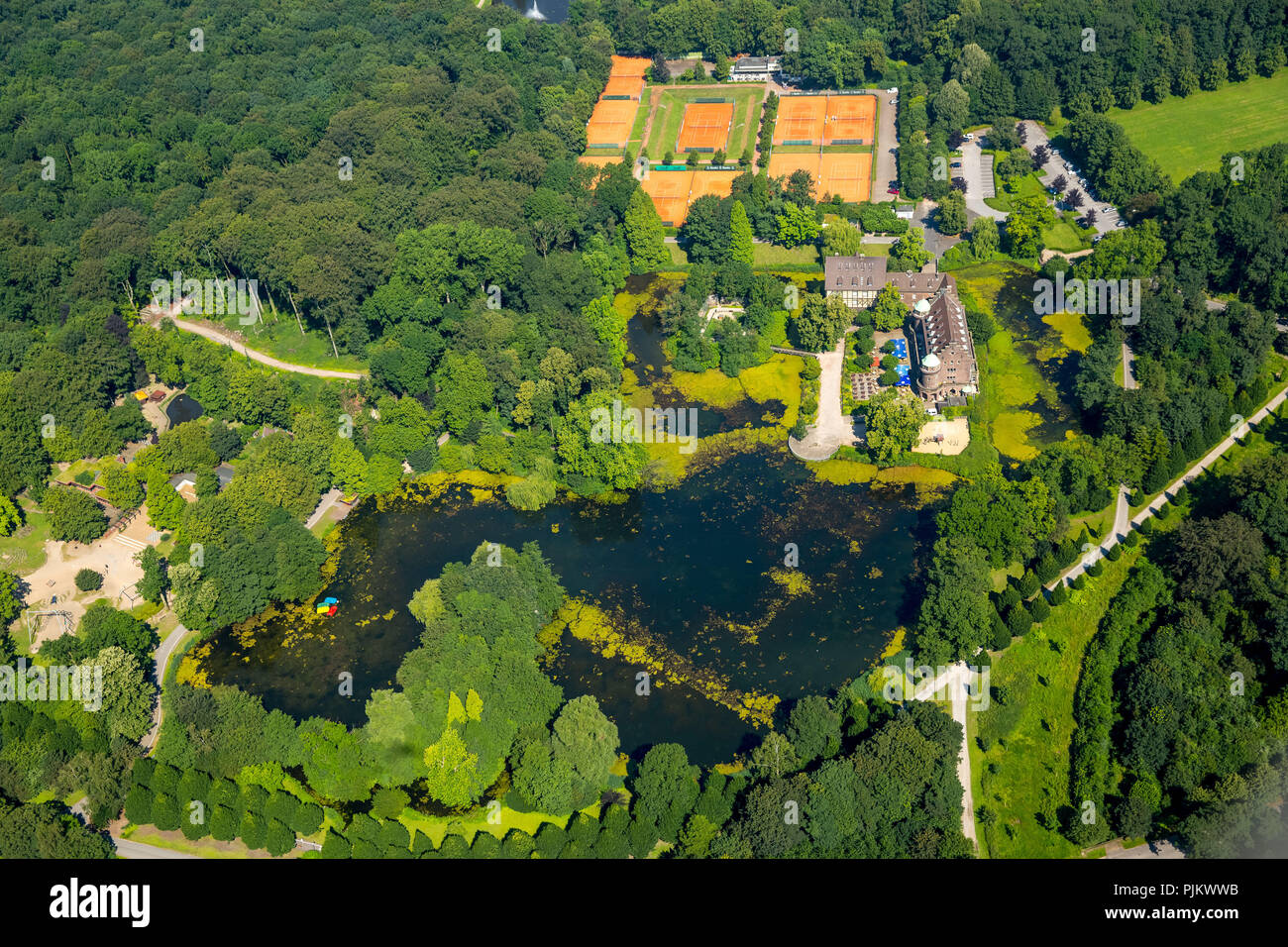 Castello d'acqua Wittringen con laghi e alghe Eldea presso il noleggio della barca della Caritas, Gladbeck, la zona della Ruhr, Nord Reno-Westfalia, Germania Foto Stock