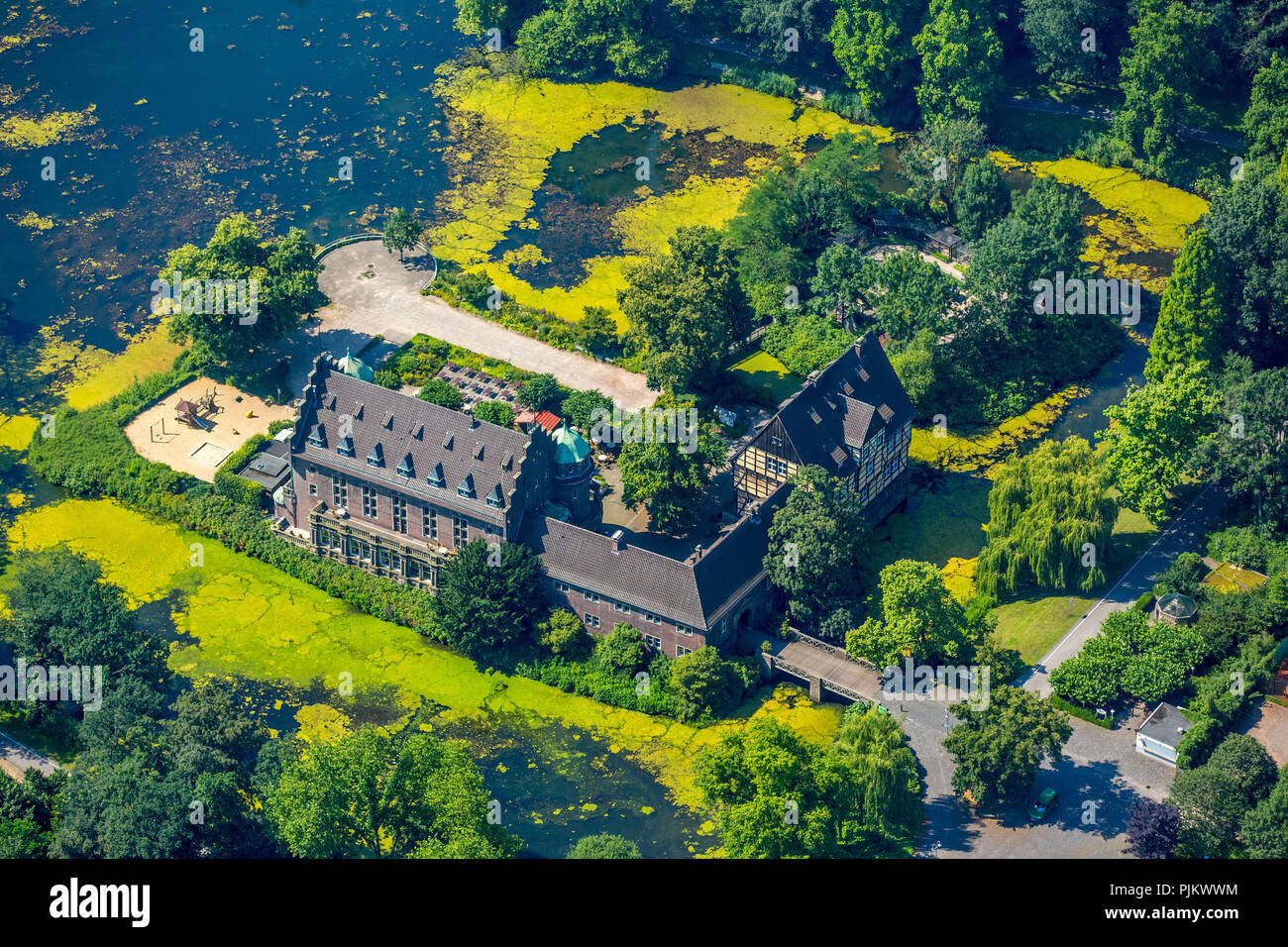 Castello d'acqua Wittringen con laghi e alghe Eldea presso il noleggio della barca della Caritas, Gladbeck, la zona della Ruhr, Nord Reno-Westfalia, Germania Foto Stock