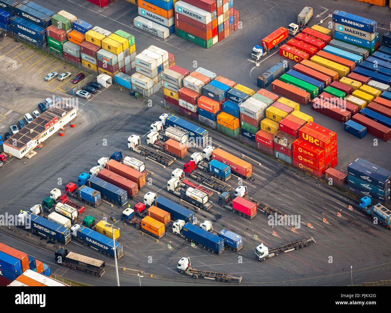 Il carico in container nel porto di Duisburg, il caricamento dei camion, logistica, Duisburg, la zona della Ruhr, Nord Reno-Westfalia, Germania Foto Stock