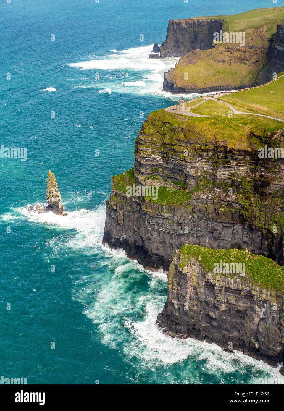 Scogliere di Moher, O'Brians Tower, torre di osservazione presso le scogliere di Moher costa rocciosa, Cliff, County Clare, Clare, Irlanda, Europa Foto Stock