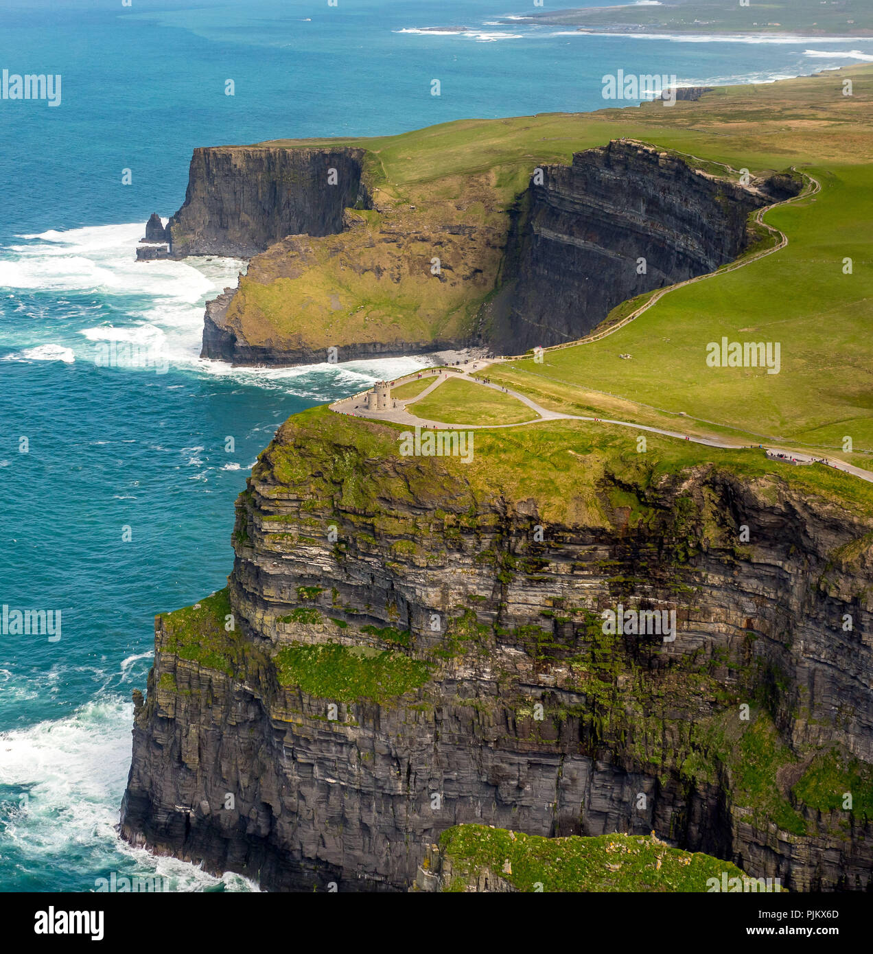 Scogliere di Moher, O'Brians Tower, torre di osservazione presso le scogliere di Moher costa rocciosa, Cliff, County Clare, Clare, Irlanda, Europa Foto Stock