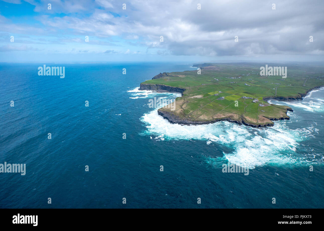 Testa Hags tra Liscannor e scogliere di Moher all'Oceano Atlantico, il foro nella roccia, rocce, Surf, County Clare, Clare, Irlanda, Europa Foto Stock