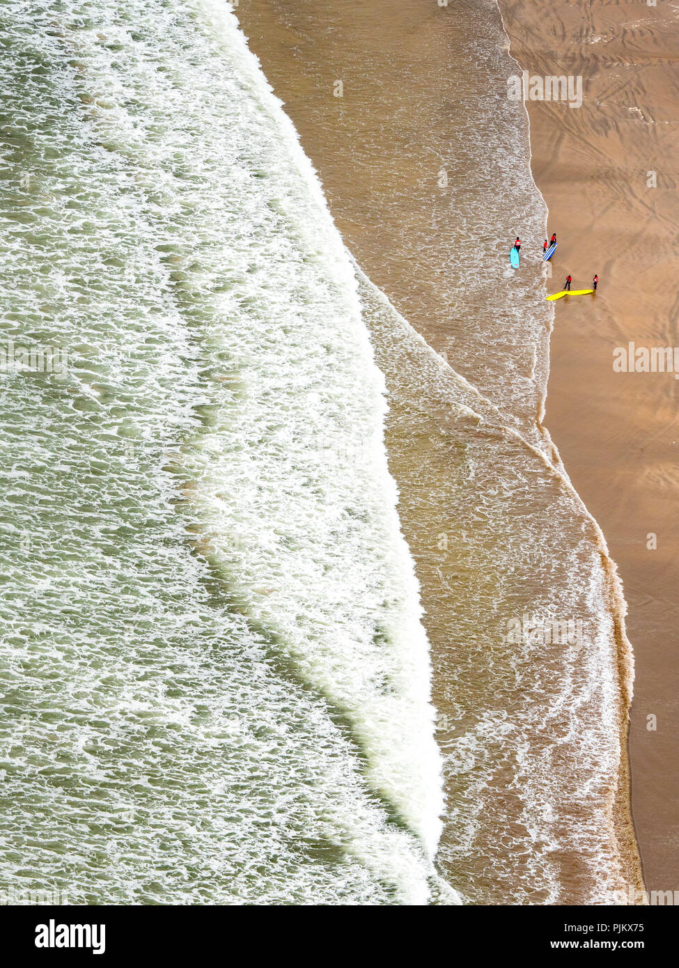 Lahinch beach con surfers, Lahinch a Liscannor Bay, Lahinch, County Clare, Clare, Irlanda, Europa Foto Stock