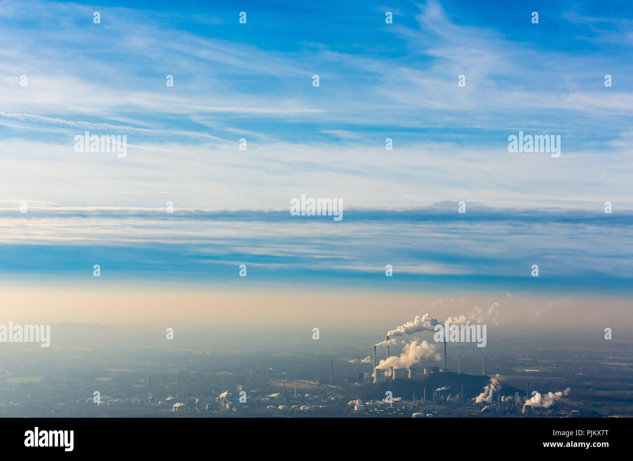 E.ON Kraftwerke GmbH, Gelsenkirchen, centrali a carbone vegetale, l'energia fossile, Eon, cielo blu, emissione, camini fumaioli, fumo, Gelsenkirchen, zona della Ruhr, Nord Reno-Westfalia, Germania Foto Stock