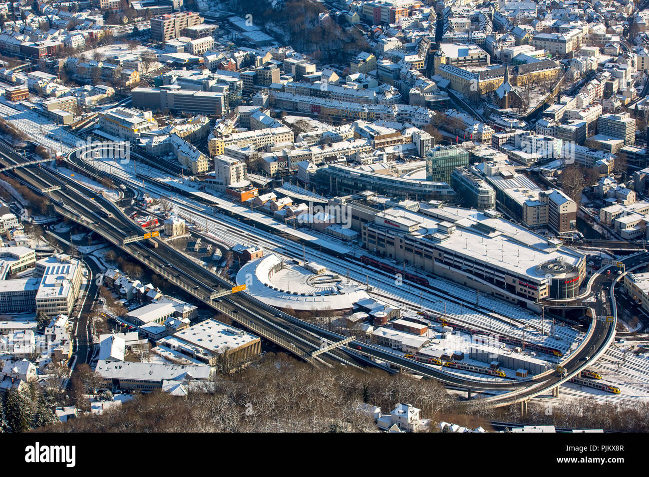 Il centro di Siegen con la stazione centrale e City-Galerie nella neve, Siegen, Siegerland, Siegen-Wittgenstein, Nord Reno-Westfalia, Germania Foto Stock