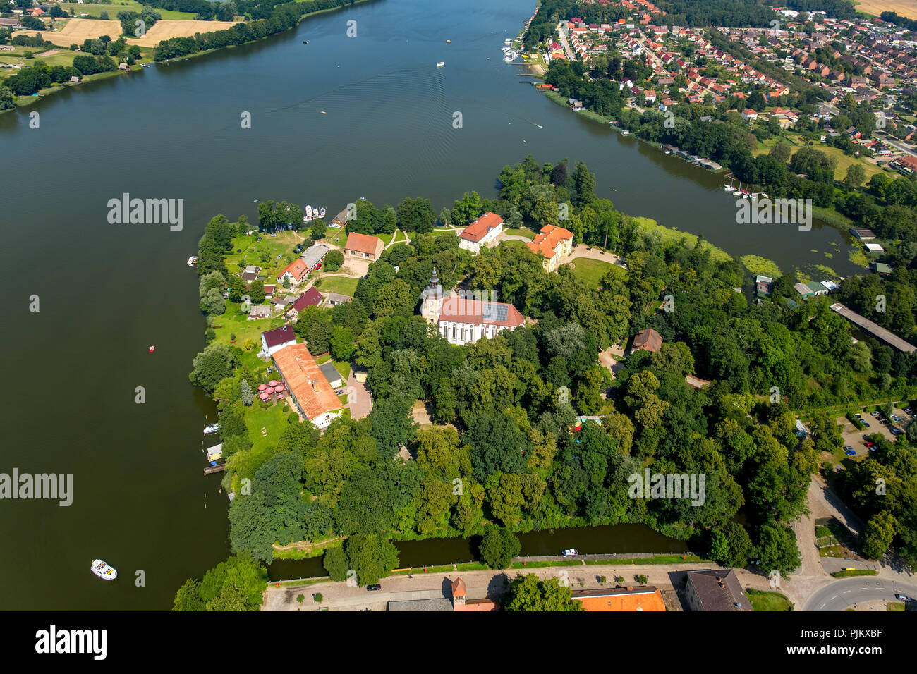 Castello isola Mirow con la Chiesa di San Giovanni Evangelista, Mirow Palace, Drei Königinnen Palace, Mirower vedere, Mirow, Meclemburgo Lake District, Mecklenburg Svizzera, Meclenburgo-Pomerania Occidentale, Germania Foto Stock